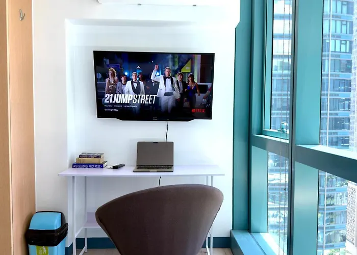 Free Welcome Breakfast, Bgc 1br, 300mbps Fiber, Steps To Mitsukoshi & Uptown, 17f Apartment