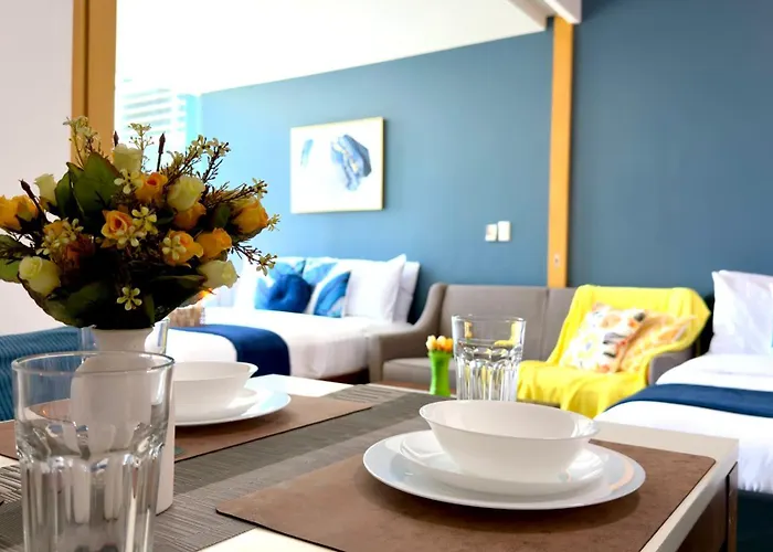 Apartment Free Welcome Breakfast, Bgc 1br, 300mbps Fiber, Steps To Mitsukoshi & Uptown, 17f *